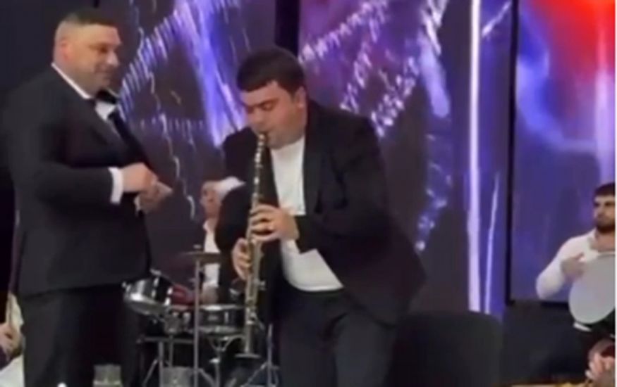 Mahir Şükürov öz toyunda pul səpələdi