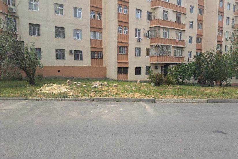Yeni Günəşli qəsəbəsində binanın yaxınlığında qanunsuz yerləşdirilmiş köşk söküldü