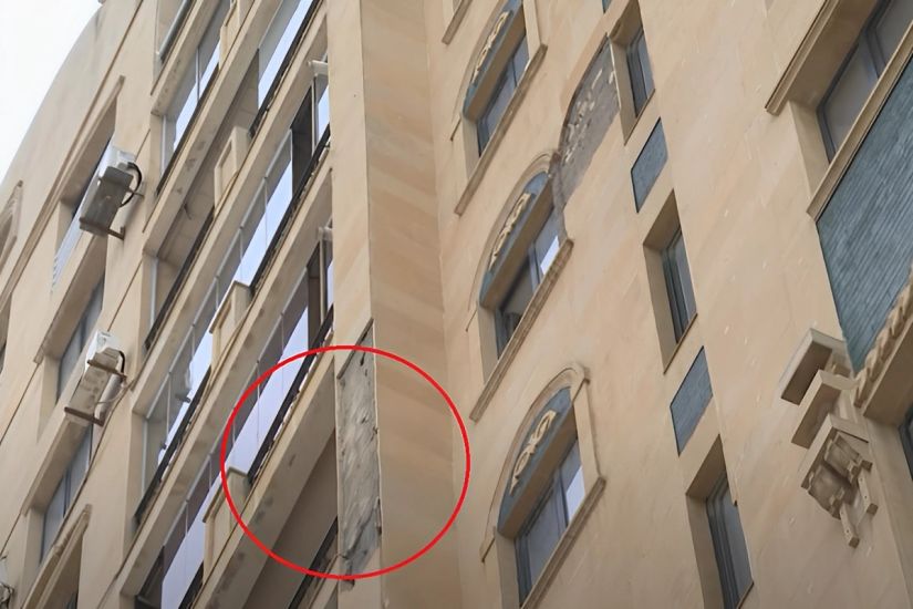 Bakıda çoxmərtəbəli binanın üzlük daşları qoparaq təhlükəli vəziyyət yaradır -     VİDEO