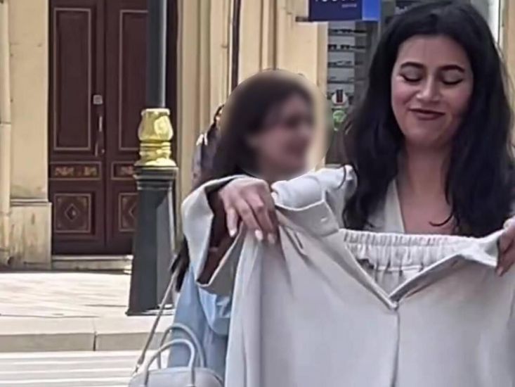 Bakıda qızı küçədə "soyundurub" reklam çəkdilər -   VİDEO