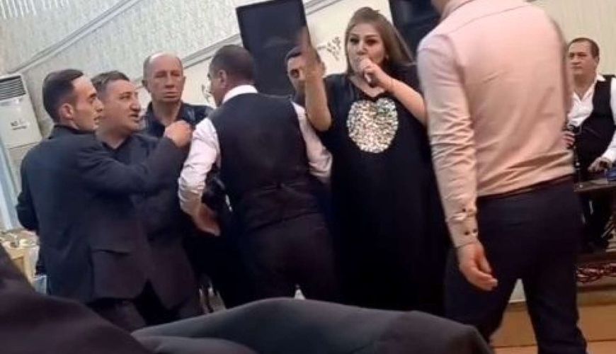 Məşhur azərbaycanlı aktrisa toyda kişilərlə dava etdi –     VİDEO