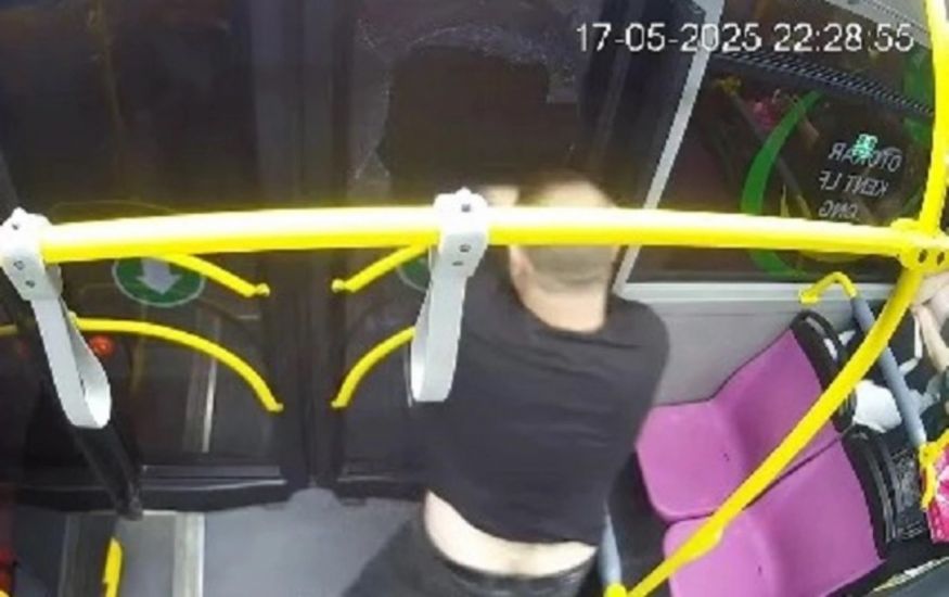 Bakıda sərxoş kişi sərnişin avtobusunun şüşəsini sındırdı:     "Saxla maşını, ala..." - VİDEO