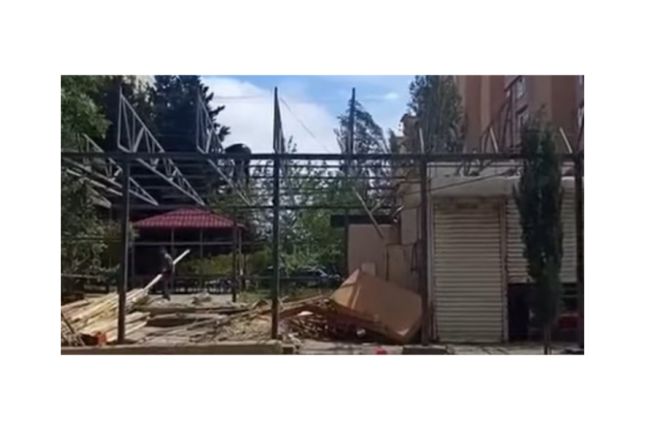 Suraxanıda qanunsuz tikili qalmaqal yaratdı-     VİDEO
