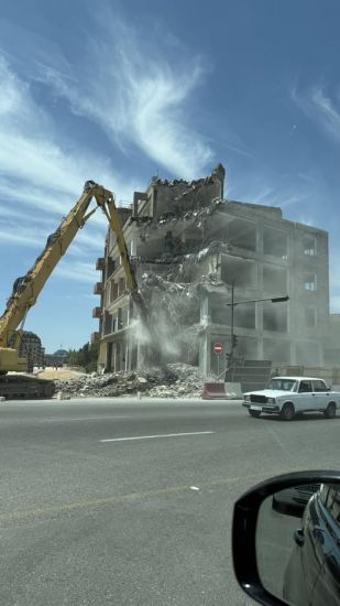Babək prospektində təhlükəli vəziyyət: Çoxmərtəbəli binanı     GÖRÜN NECƏ SÖKÜRLƏR