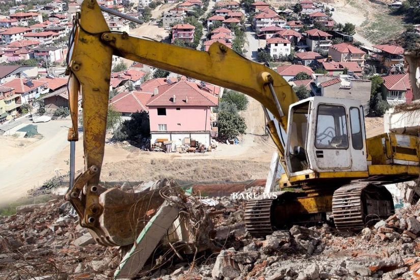 Bakıda söküntü zamanı insident: Şirkətin ekskavatoru yandırıldı -     Həbs edilən var
