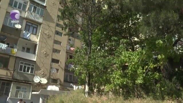 Bakıda binada ilanlar kök salıb -     Sakinlər təşvişdə - VİDEO