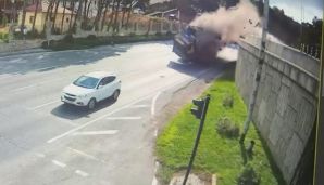 Bakıda yük maşını körpüdən avtomobilin üzərinə aşıb, ölən və xəsarət alanlar var -       YENİLƏNDİ — foto 1