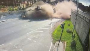 Bakıda yük maşını körpüdən avtomobilin üzərinə aşıb, ölən və xəsarət alanlar var -       YENİLƏNDİ — foto 2