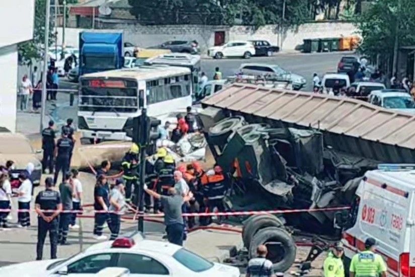 Bakıda yük maşını körpüdən avtomobilin üzərinə aşıb, ölən və xəsarət alanlar var -       YENİLƏNDİ