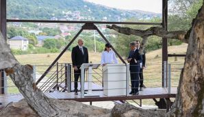 Prezident İlham Əliyev Şamaxıda Pir Ömər Sultan ziyarətgahında aparılan konservasiya işləri ilə tanış olub -    FOTO - YENİLƏNDİ — foto 2