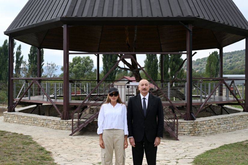 Prezident İlham Əliyev Şamaxıda Pir Ömər Sultan ziyarətgahında aparılan konservasiya işləri ilə tanış olub -    FOTO - YENİLƏNDİ